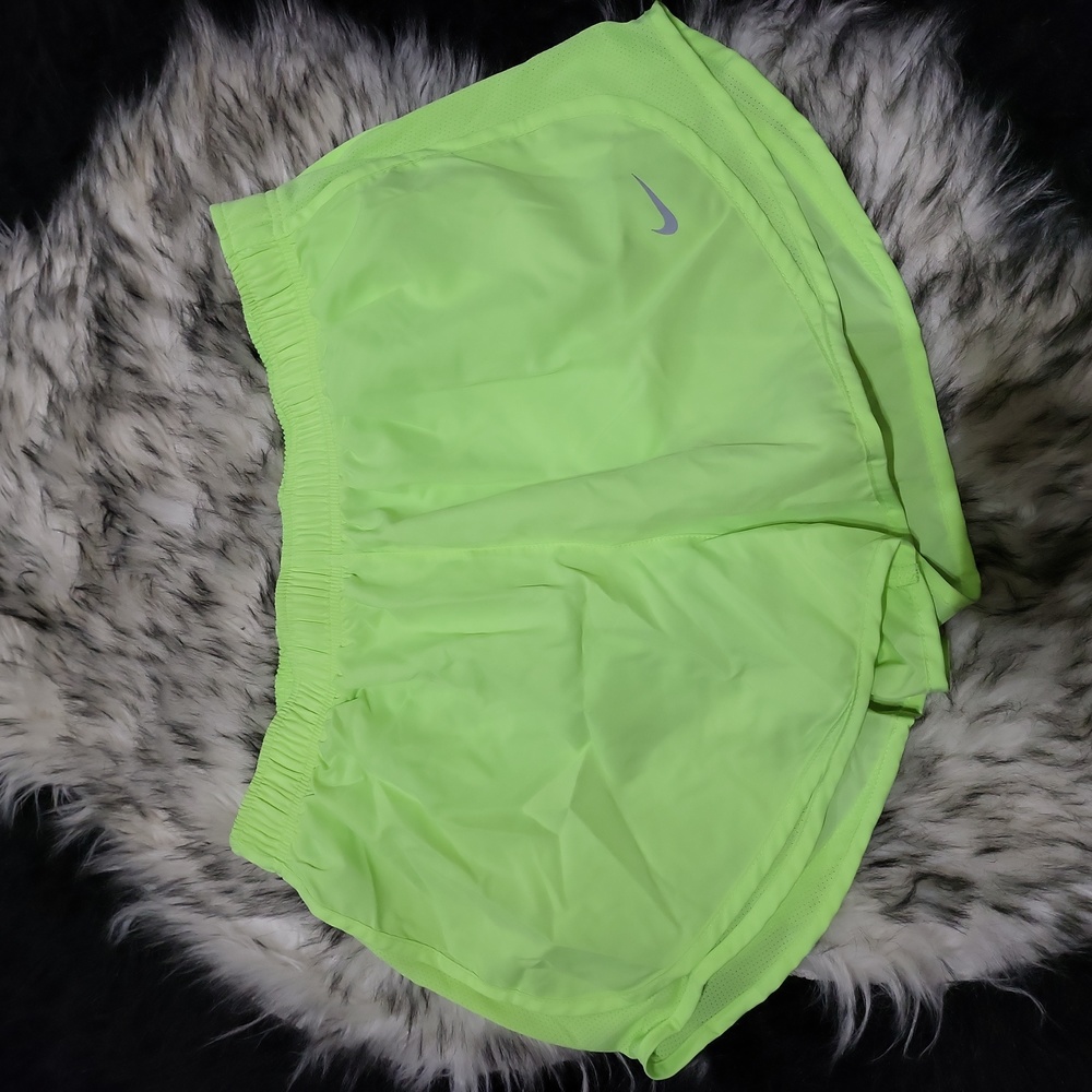 WOMENS NIKE DRIFIT SHORTS LIME GREEN SIZE XL EXCELLENT CONDITION